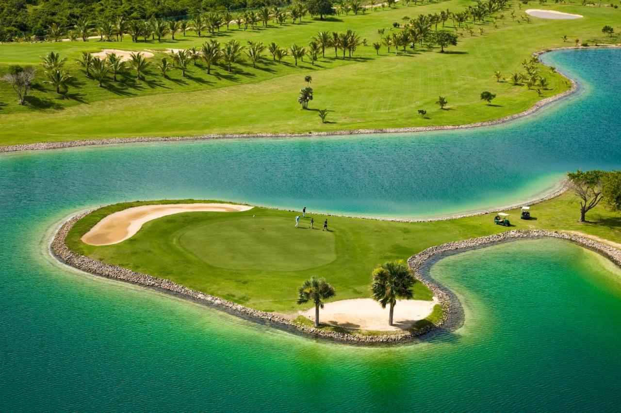 Catalonia Royal Bavaro (Adults Only) Пунта Кана Екстериор снимка Golf course at Jumeirah Islands