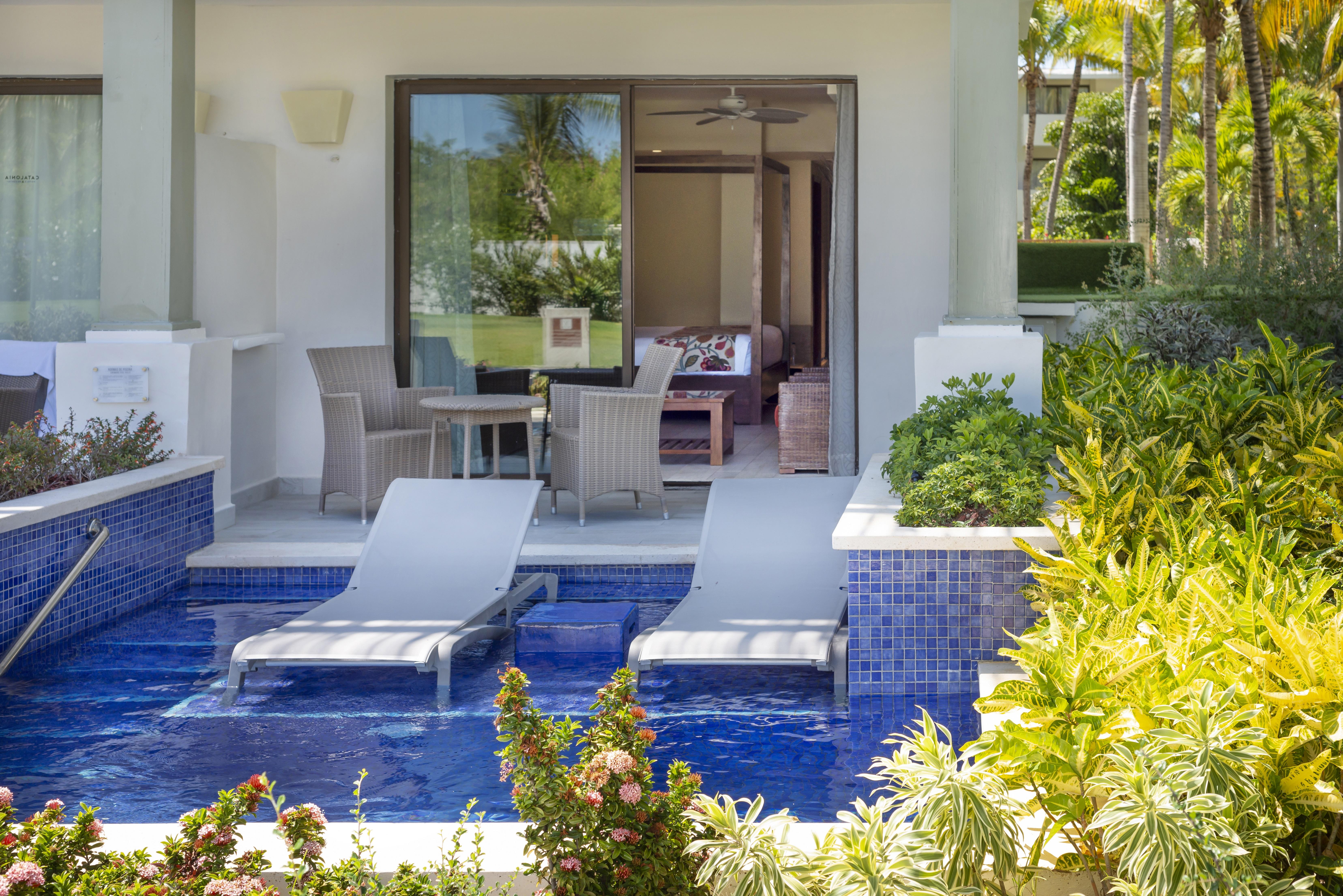 Catalonia Royal Bavaro (Adults Only) Пунта Кана Екстериор снимка A swim-out room at Hard Rock Hotel & Casino Punta Cana