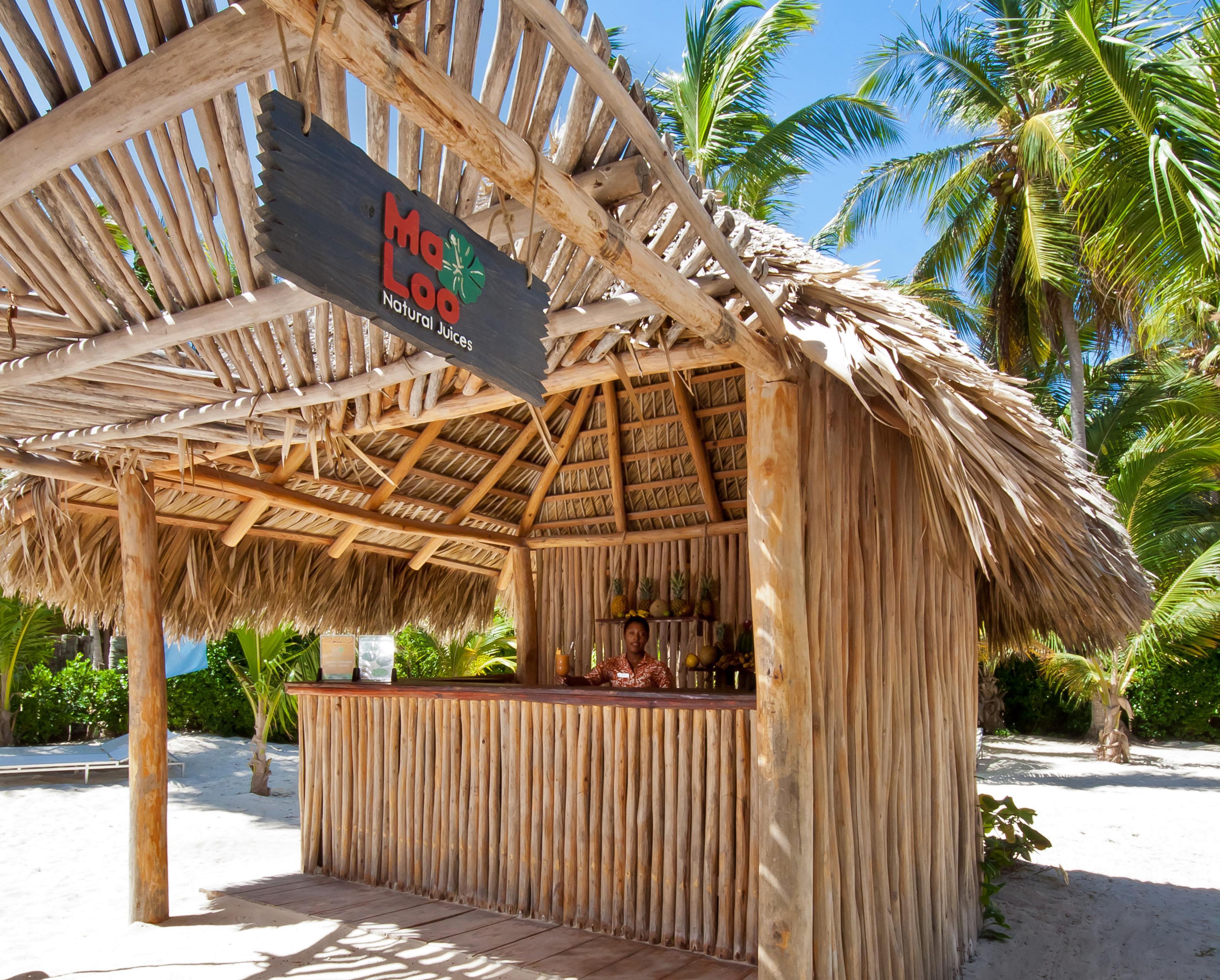 Catalonia Royal Bavaro (Adults Only) Пунта Кана Екстериор снимка A beach bar in the Maldives