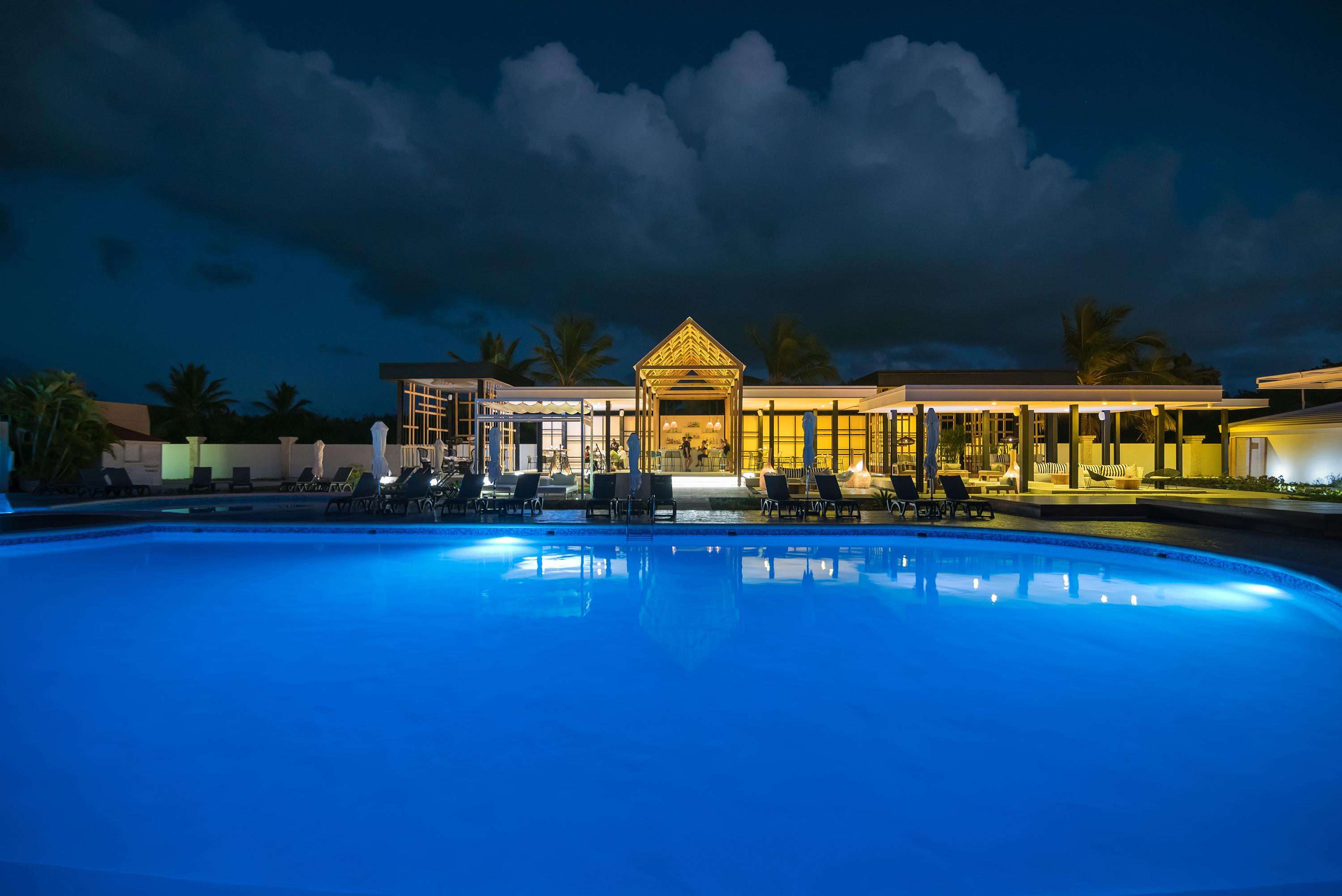 Catalonia Royal Bavaro (Adults Only) Пунта Кана Екстериор снимка The resort at night