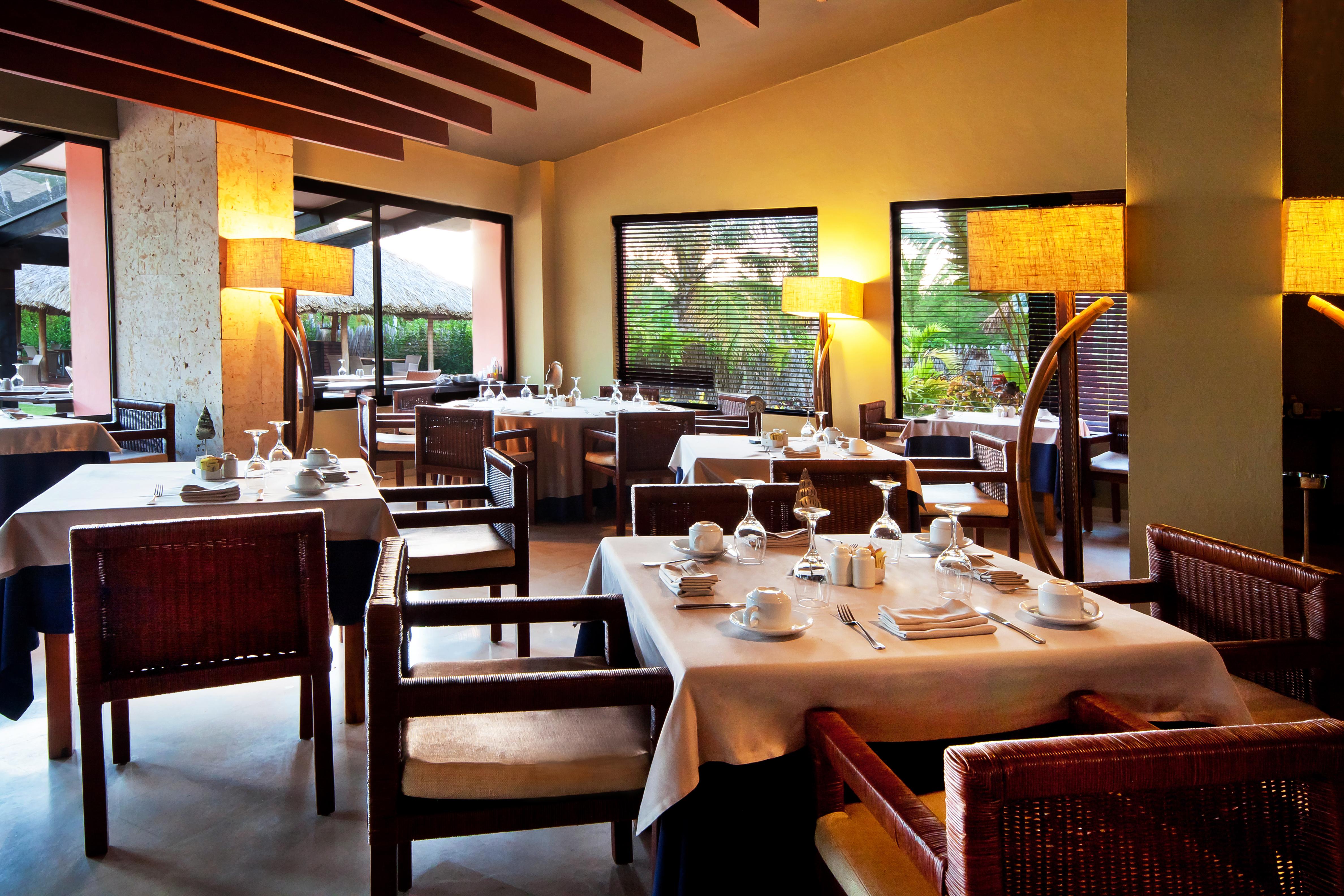 Catalonia Royal Bavaro (Adults Only) Пунта Кана Екстериор снимка Restaurant at the hotel