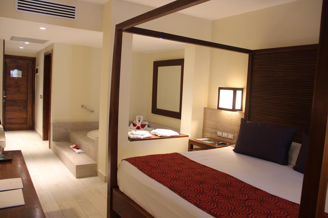 Catalonia Royal Bavaro (Adults Only) Пунта Кана Екстериор снимка A room at the Hard Rock Hotel