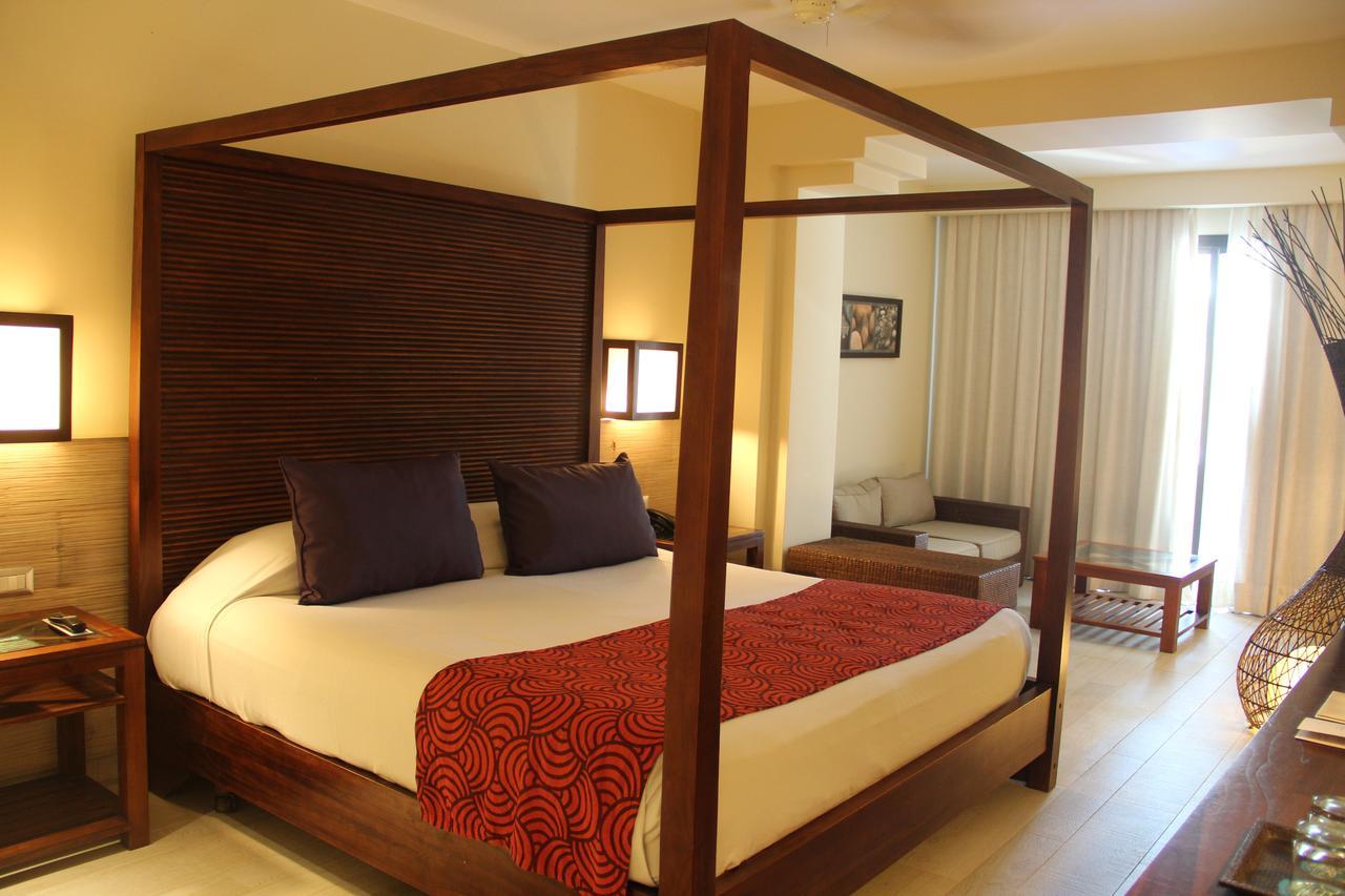 Catalonia Royal Bavaro (Adults Only) Пунта Кана Екстериор снимка A four-poster bed