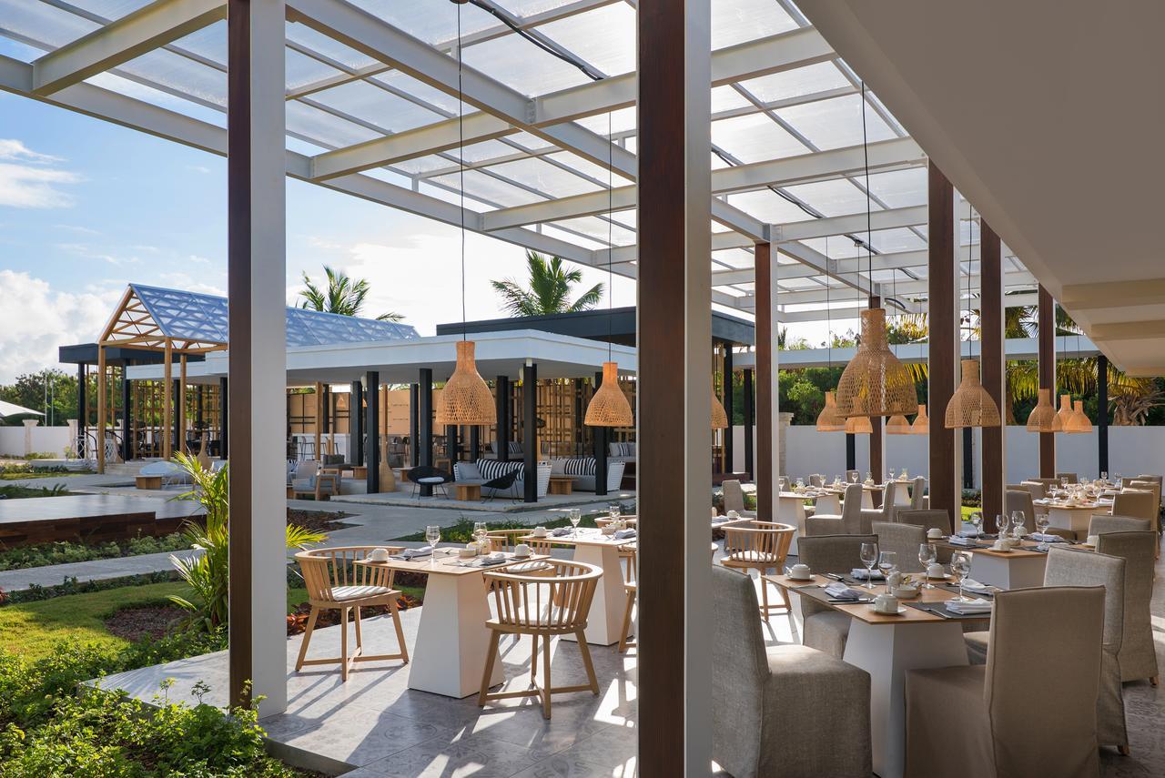 Catalonia Royal Bavaro (Adults Only) Пунта Кана Екстериор снимка The restaurant at the resort