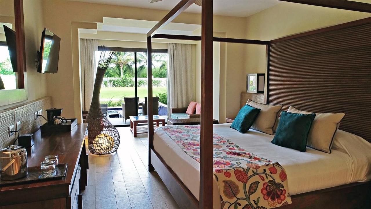 Catalonia Royal Bavaro (Adults Only) Пунта Кана Екстериор снимка A room at the Hard Rock Hotel