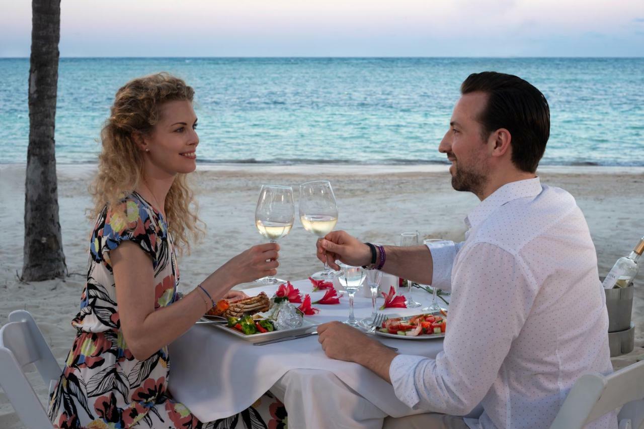 Catalonia Royal Bavaro (Adults Only) Пунта Кана Екстериор снимка Dinner at the beach