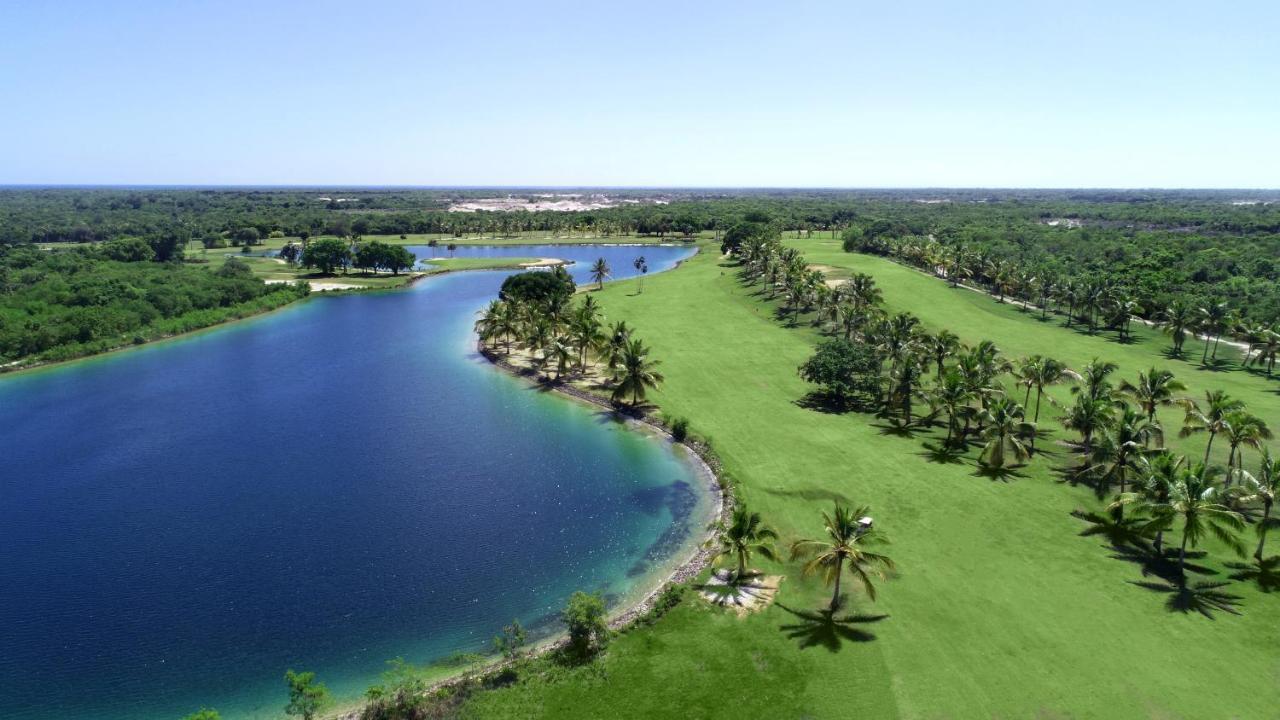 Catalonia Royal Bavaro (Adults Only) Пунта Кана Екстериор снимка Aerial view of the golf course